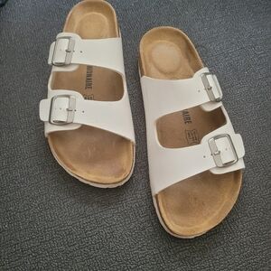 White Double Strap Cusjionaire Sandals with Buckles Sz8.5